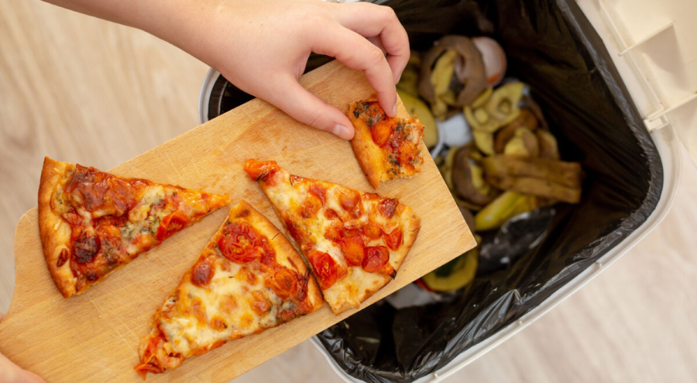 Более 1 миллиарда порций еды в мире ежедневно отправляется в мусорку